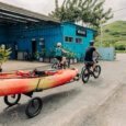 Alternative way to transport a kayak to the beach using an electric bike and a trailer.
