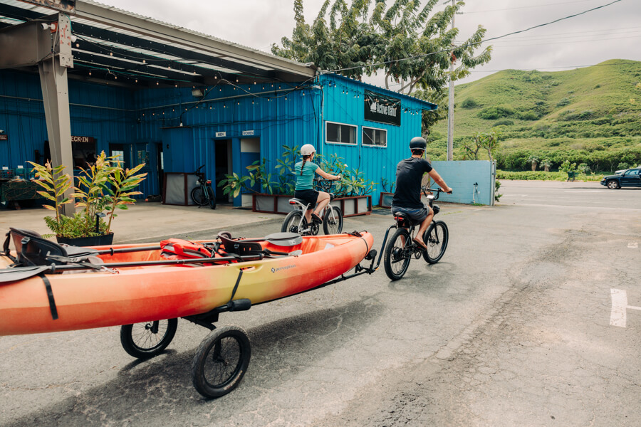 Alternative way to transport a kayak to the beach using an electric bike and a trailer.