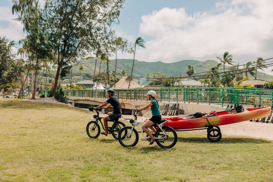 Using electric bikes to transport a kayak to the beach