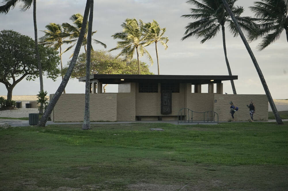 Bathroom facilities at Kailua Beach